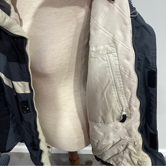 Columbia Hooded Black and Gray Ski/Snowboard Jacket with Reflective Strips - Picture 7 of 9